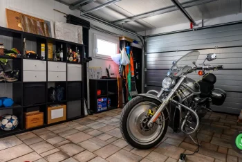 GARDEON garáž pro jedno auto s doplňky antracit - interiér 1