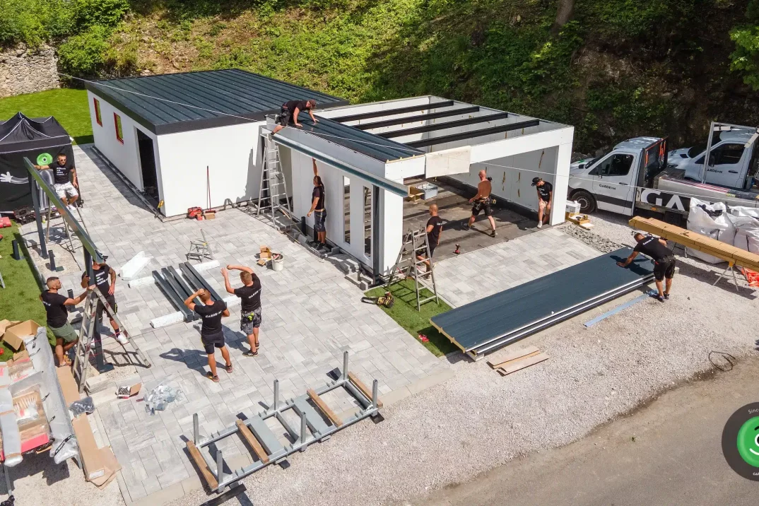 Probíhající montáž druhé garáže pro Garáž TV