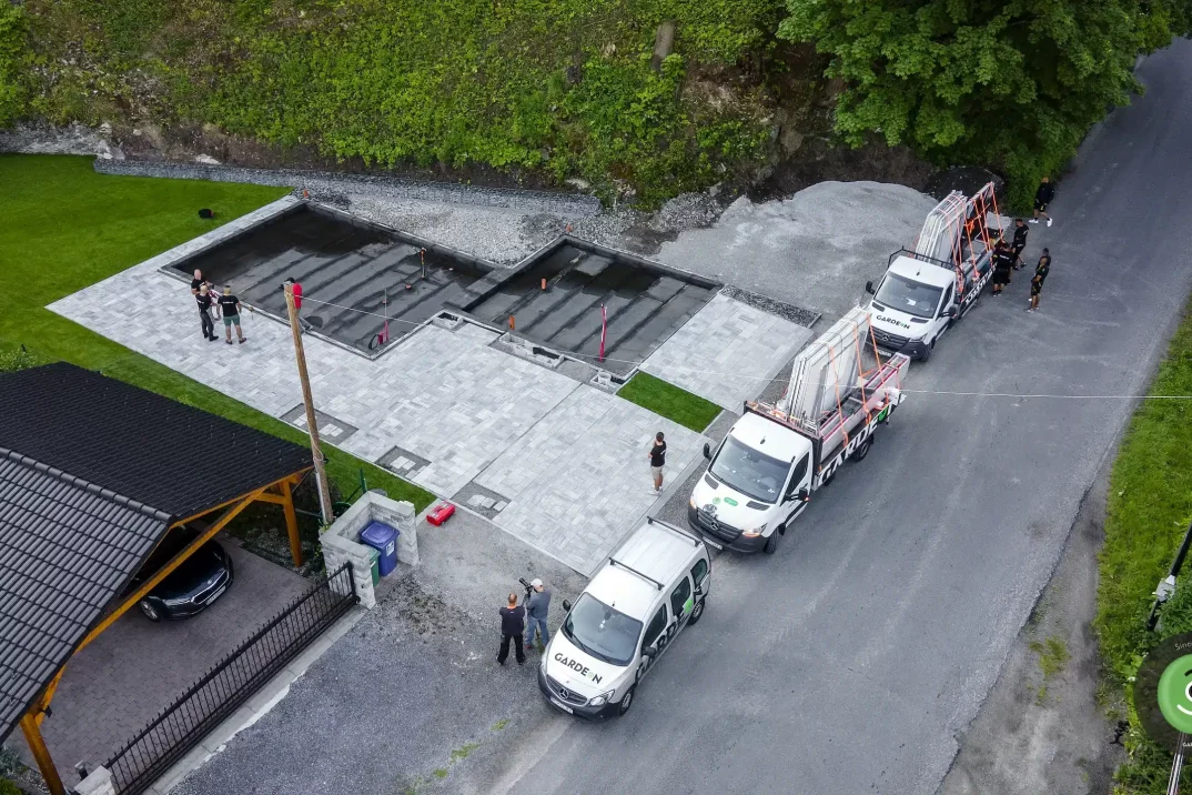 GARDEON dva valníky a dodávka přistavená u podkladu pro Garáž TV