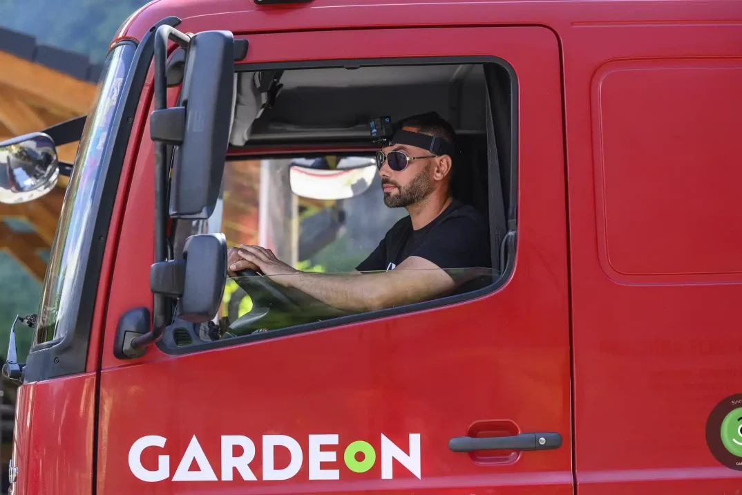 Příchozí nákladní automobil s další stavbou pro Garáž TV