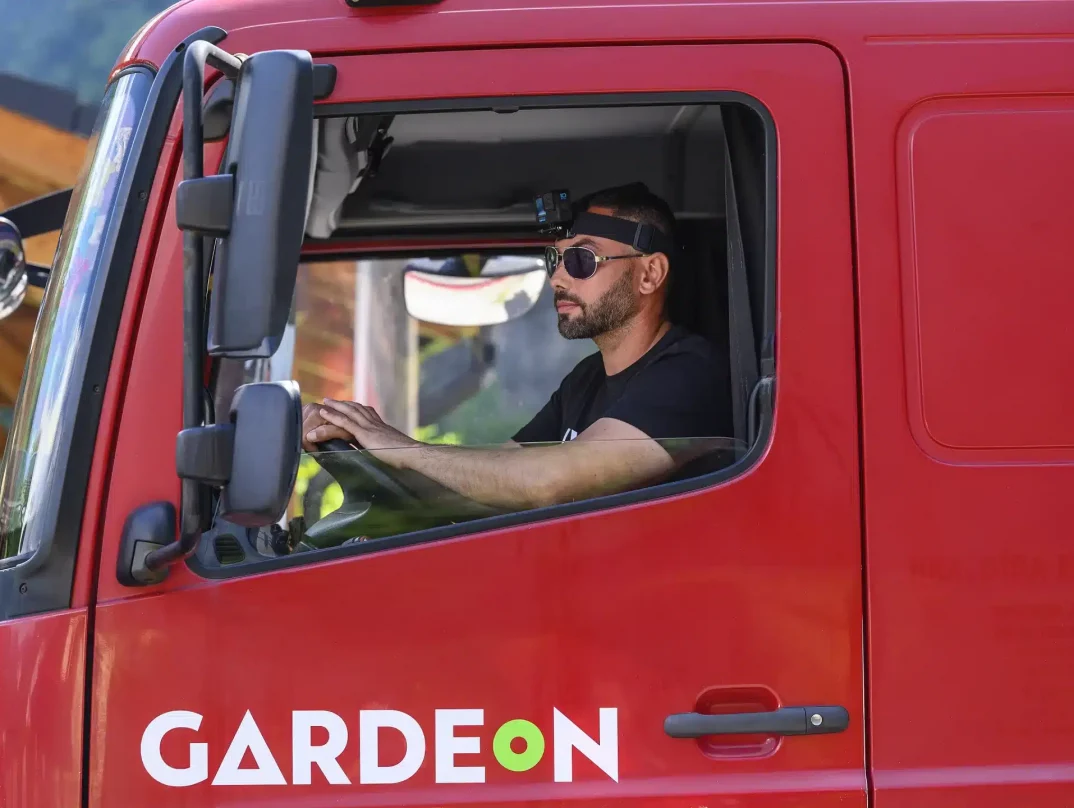 Příchozí nákladní automobil s další stavbou pro Garáž TV