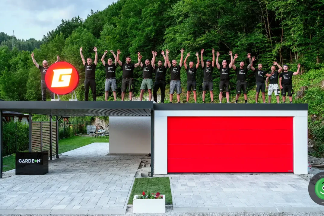 Montážníci s Rasťem Chválem po úspěšné montáži pro Garáž TV