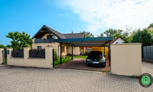 GARDEON žlutý zahradní domek s přístřeškem na dřevo a přístřeškem pro dvě auta 4