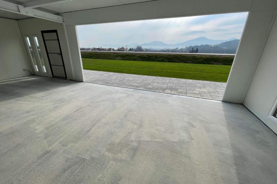 Otevřená garáž pro dvě auta.