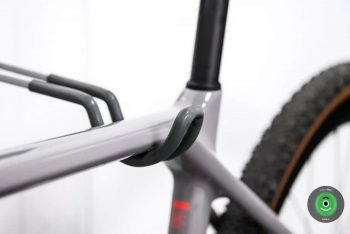 Detail na zadní hák - závěsný systém na kolo GARDEON.