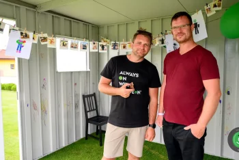 Jednatel GARDEONu s montážníkem v domečku