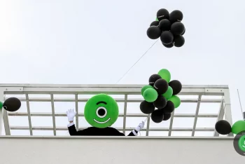 Maskot s balony na střeše GARDEONu