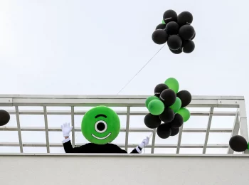 Maskot s balony na střeše GARDEONu