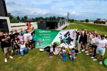 Společná fotografie zákazníků se zaměstnanci GARDEON v showroomu