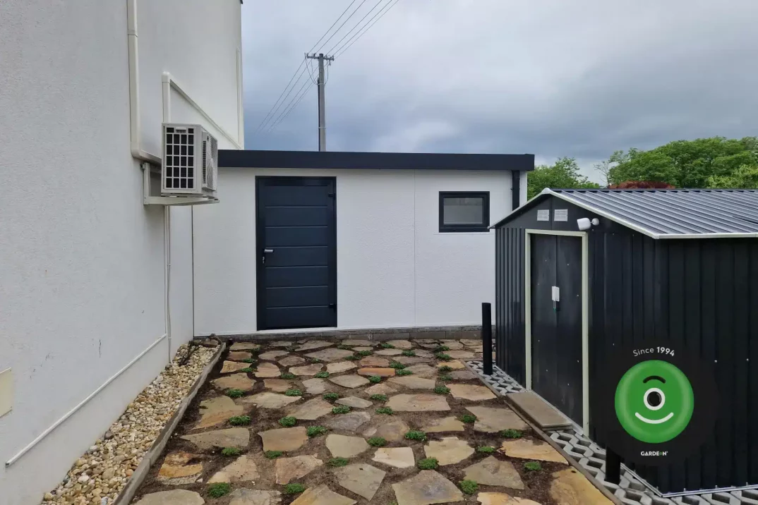 Domeček GARDEON a stará zahradní budka