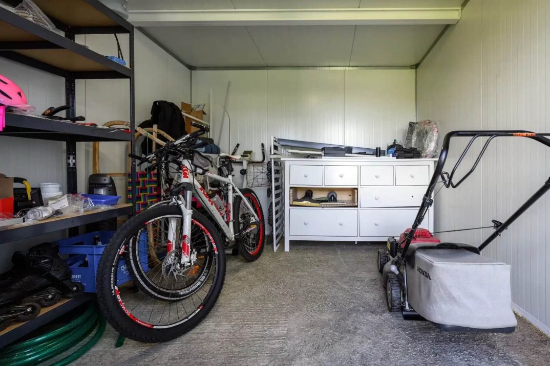 Interiér v zahradním domku s úložným prostorem.