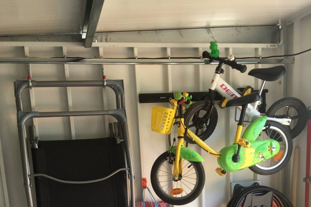 Kola v zahradním domku.