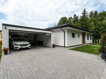 Bílá GARDEON garáž s pultovou střechou na zámkové dlažbě