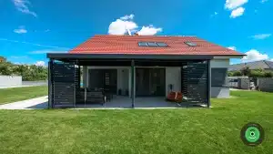 GARDEON pergola s černou v&yacute;pln&iacute; s v&yacute;hledem na zahradu