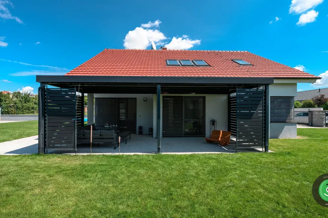 GARDEON pergola s černou výplní s výhledem na zahradu