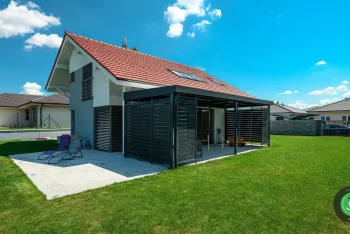 Pergola GARDEON v zahradě hned vedle bílého domu