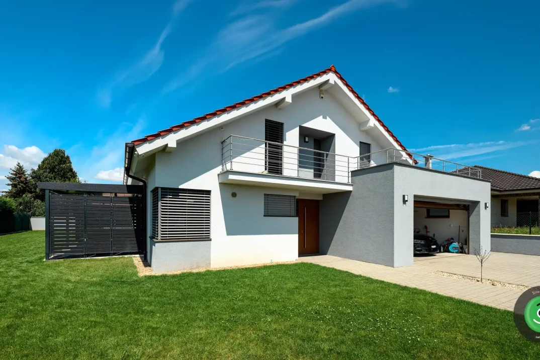 Rodinný dům s garáží s přistavěnou černou GARDEON pergolou