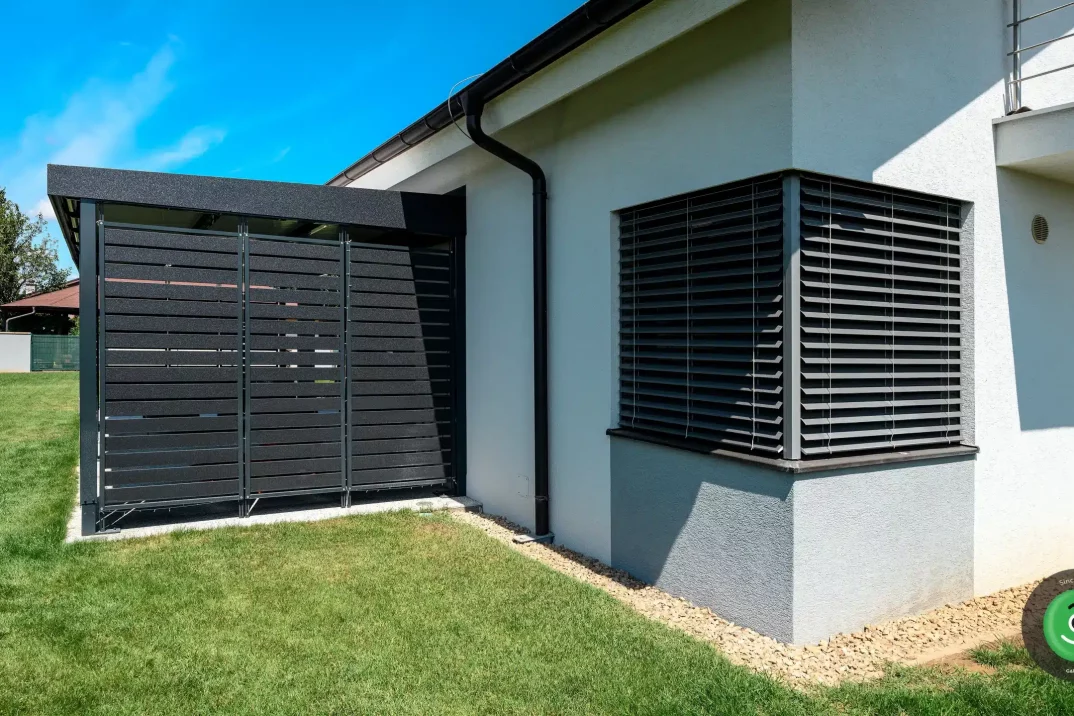 Černá hliniková výplň na GARDEON pergole