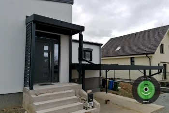Přístřešek GARDEON nad vchod do domu na schodišti