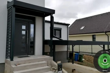 Přístřešek GARDEON nad vchod do domu na schodišti