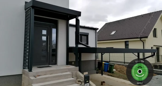 Přístřešek GARDEON nad vchod do domu na schodišti