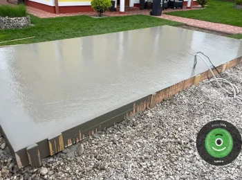 Čerstvě zalitá betonová deska