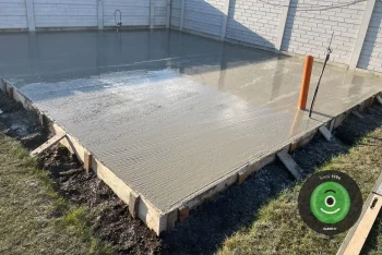 Zalévání betonové desky