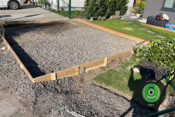 Připraveno bednění na beton