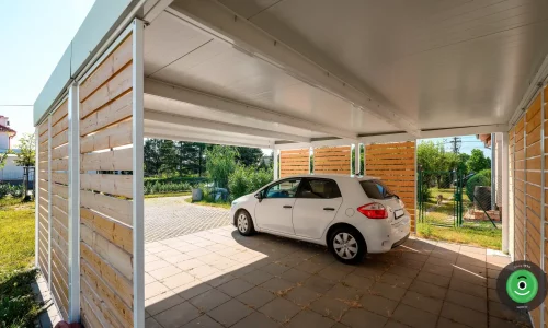 Přístřešek GARDEON s designově dřevěnou výplní mezi sloupy