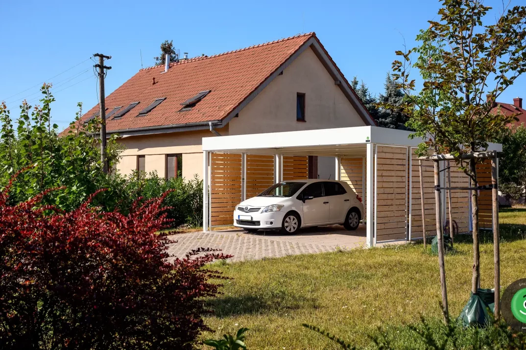 GARDEON přístřešek s bílou střechou a hnědou dřevěnou výplní