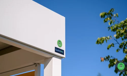 Detail na logo firmy GARDEON umístěný na bílé atice přístřešku