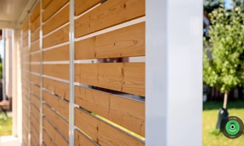 Detail hnědé dřevěné výplně na přístřešku pro dvě auta