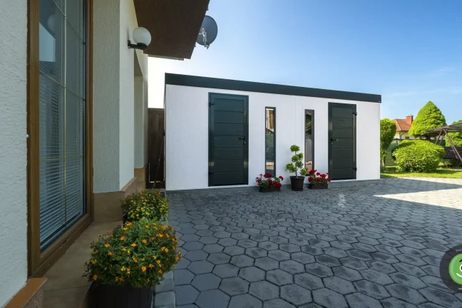 Bílý zahradní domek postavený na míru se dvěma dveřmi