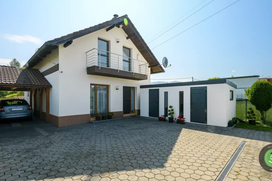 Rodinný dům s dřevěným přístřeškem as GARDEON zahradním domkem