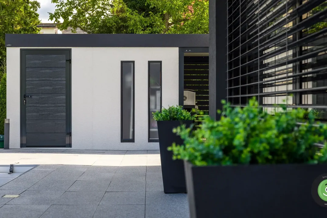 Pultová střecha na bílém zahradním domku