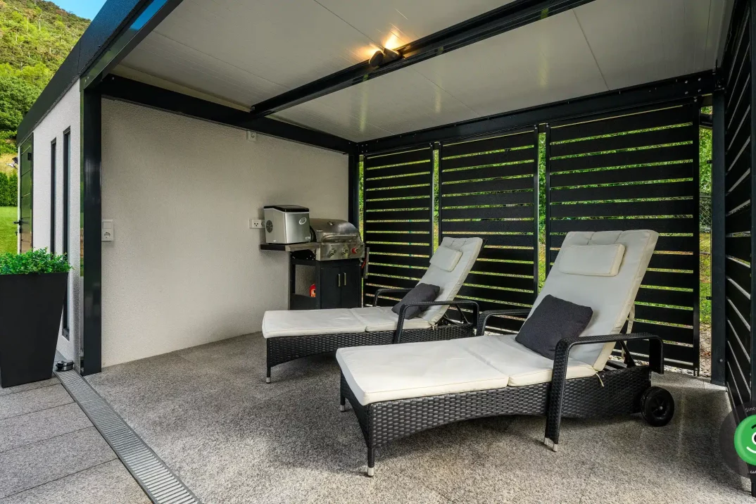 Posezení v přístřešku GARDEON vedle zahradního domku