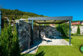 Gardeon pergola na zelené zahradě u plotu