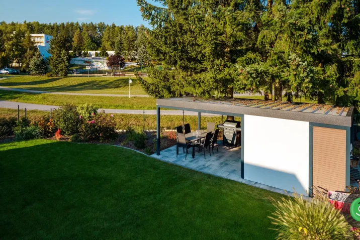 Velká zahrada s květinami a Gardeon zahradním domkem.