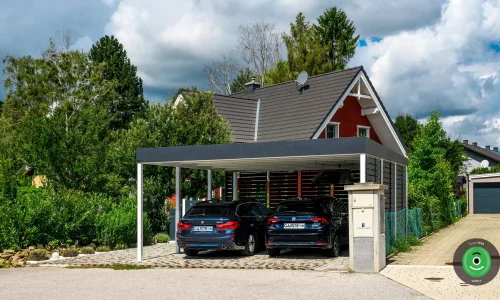 Dvě černá auta v přístřešku GARDEON