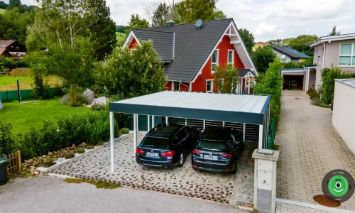 GARDEON přístřešek vedle červeného domu