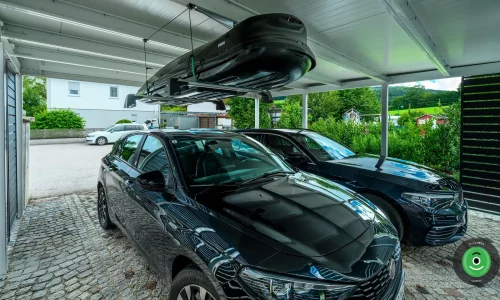 Interiér přístřešku pro dvě motorová vozidla