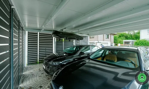 Detail interiéru přístřešku s černou výplní