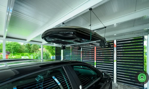 Detail závěsného systému na střeše přístřešku