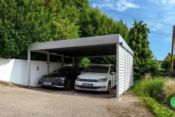 Bílý přístřešek pro auto GARDEON s pultovou střechou