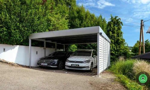 Bílý přístřešek pro auto GARDEON s pultovou střechou