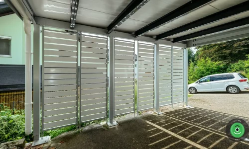 Detail na bílou kovovou výplň přístřešku pro dvě auta