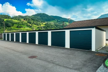 GARDEON řadová stavba s bílou akrylátovou omítkou