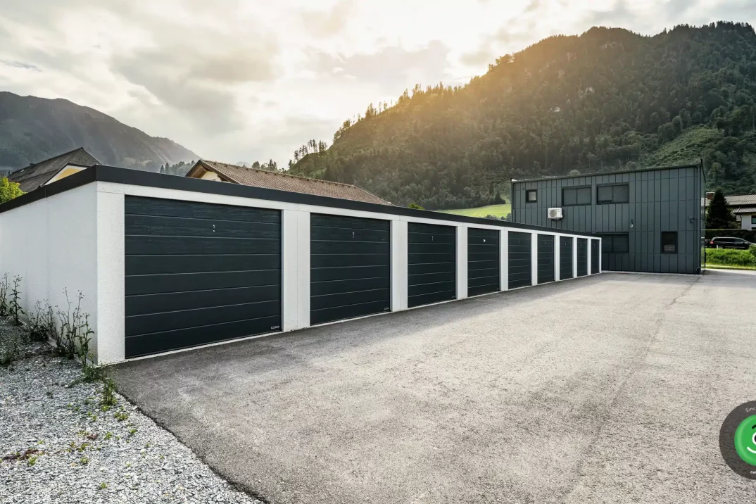 Devět garáží GARDEON sestavených do řadové budovy