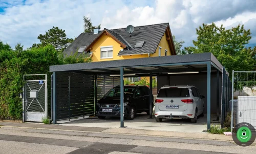 Dvě osobní auta zaparkovaná v černém přístřešku GARDEON