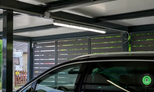 Detail na černou kovovou výplň přístřešku GARDEON